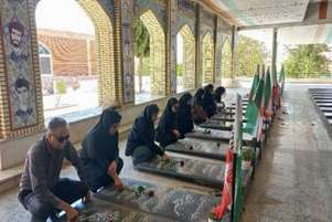 آیین غبارروبی گلزار شهدای شهرستان سپیدان با حضور دانشجویان مجتمع آموزش عالی سلامت باقرالعلوم (ع) سپیدان هم زمان با هفته دفاع مقدس